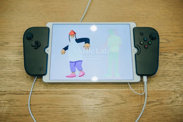 Tablet ipad com joysticks especiais que se transforma em um console . — Fotografia de Stock