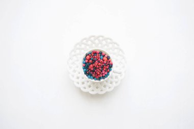 Beyaz arka plan üzerinde çeşitli meyveleri ile dolu bir kupa.