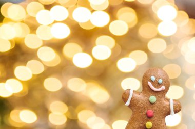 Noel ve yeni yıl arka plan. Zencefilli adam altın arka plan üzerinde