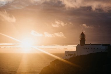 Deniz feneri ve kayalıklarla Portekiz Cape St. Vincent, gün batımında görünümü.
