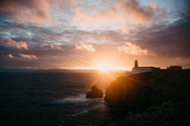 Deniz feneri ve kayalıklarla Portekiz Cape St. Vincent, gün batımında görünümü.