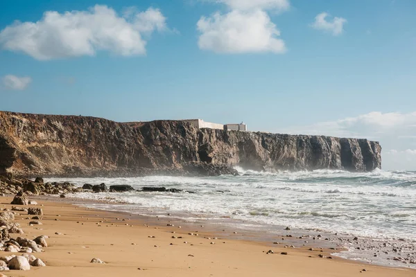 Piękny widok na Ocean Atlantycki i w oddali Twierdzy Sagres w Portugalii — Zdjęcie stockowe