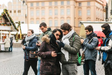 Turist genç bir çift bir harita bir cep telefonundan görünüyor..