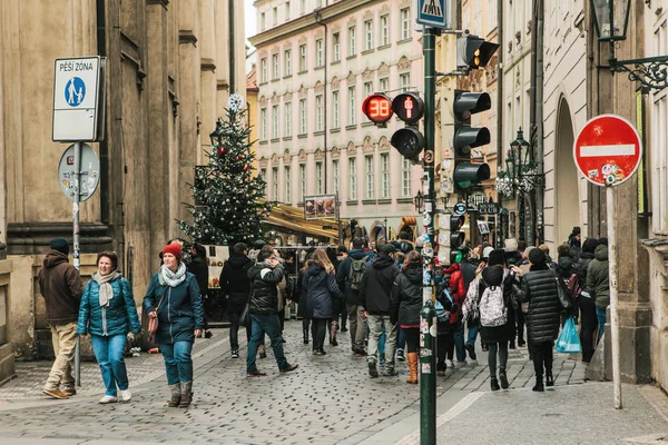 Lidé chodí po ulici během vánočních svátků. Praha. — Stock fotografie