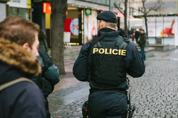 Um policial patrulha a ordem pública enquanto celebra o Natal . — Fotografia de Stock