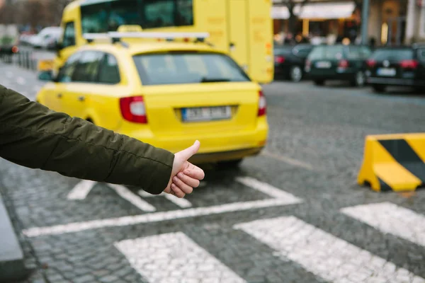 Turystyczne podniósł palec się i próbuje złapać taksówkę — Zdjęcie stockowe