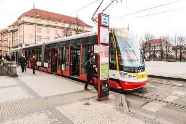 Tramvay İstasyonu. Tramvay geldi. Prag'da günlük şehir hayatı