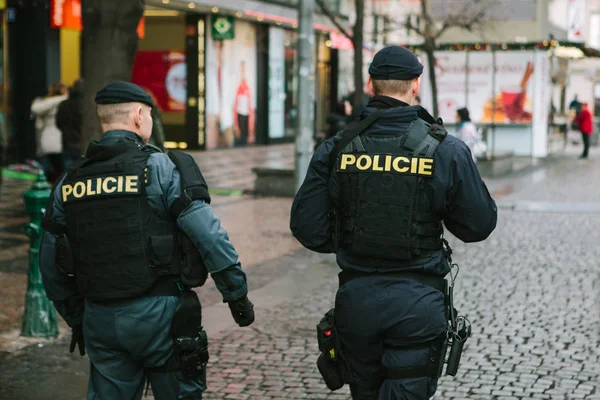 警察は、クリスマスを祝っている間通りをパトロールします。市民の保護. — ストック写真