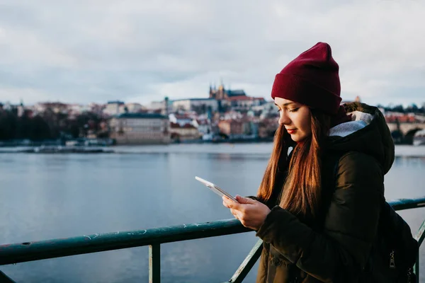 Una turista usa una tableta. Praga — Foto de Stock