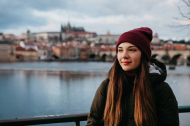Prag'da sokakta güzel bir genç kız portresi