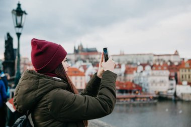 Genç güzel kız turist fotoğraf çeker. Prag.