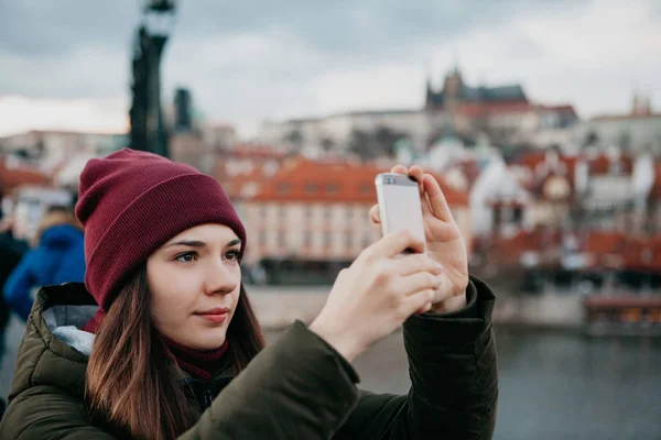 Joven chica hermosa turista toma fotos. Praga . — Foto de Stock