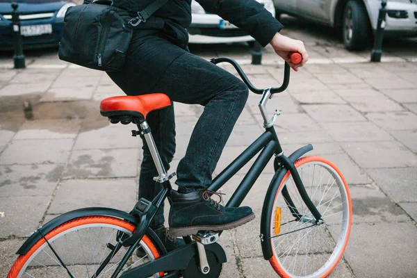 Una persona o un turista ha noleggiato una bicicletta in inverno nel servizio stradale . — Foto Stock
