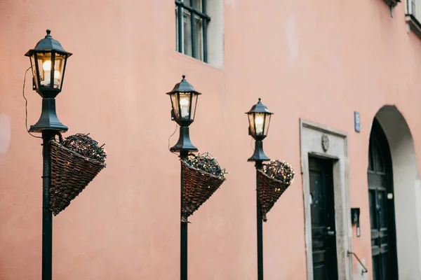 Hagyományos karácsonyi díszek, a Varsó utcában. A füzér díszített Lámpaoszlopok — Stock Fotó