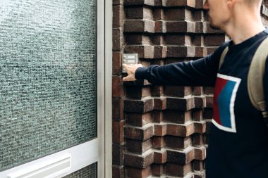 Yakın çekim. Adam kapıyı çalar