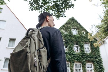 Turistik bir sırt çantası ile yabancı bir şehirde ayırtıldı online konaklama arıyor