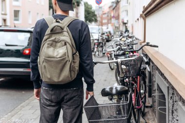 Turistik bir sırt çantası ile yabancı bir şehirde ayırtıldı online konaklama arıyor.