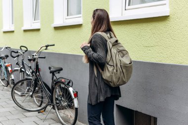 Turistik bir sırt çantası ile yabancı bir şehirde ayırtıldı online konaklama arıyor.