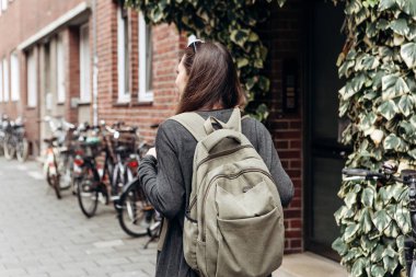 Turistik bir sırt çantası ile yabancı bir şehirde ayırtıldı online konaklama arıyor.