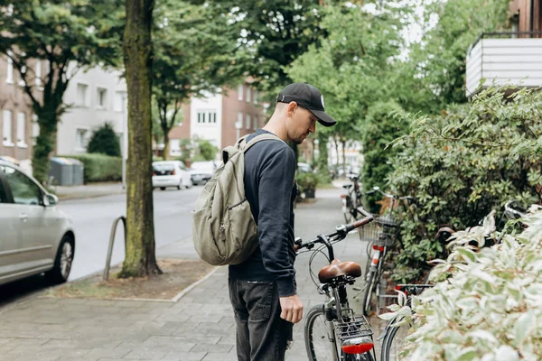 Touriste ou étudiant avec un sac à dos va faire du vélo — Photo