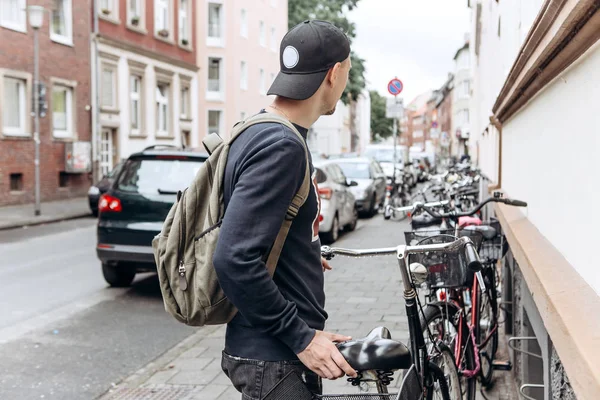 Tourist or student with a backpack is going to ride a bike — Stock Photo, Image
