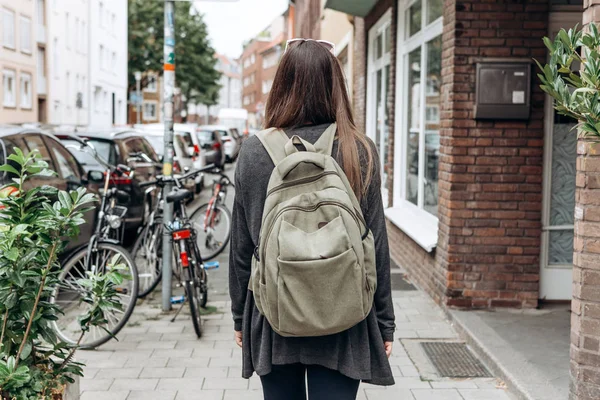 Turista con una mochila está buscando alojamiento en línea reservado en una ciudad desconocida . — Foto de Stock