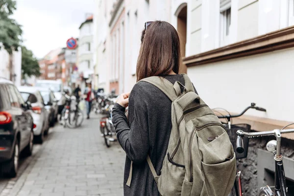 Touriste avec un sac à dos est à la recherche d'un hébergement en ligne réservé dans une ville inconnue . — Photo