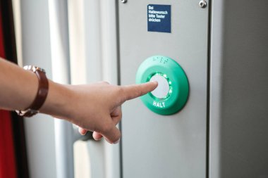 Kişi Durdur düğmesini trende presler.