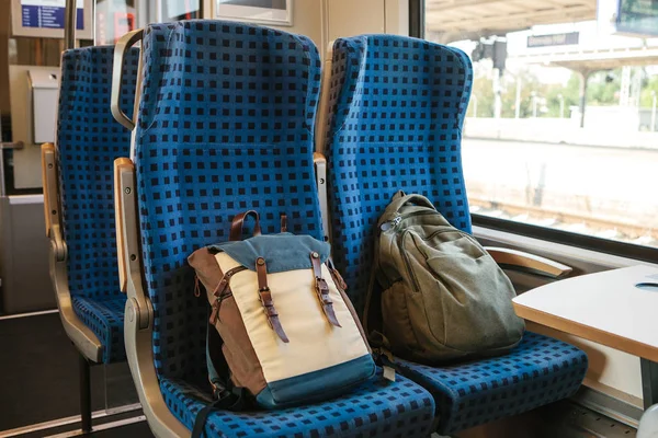 Два рюкзака на сиденьях в поезде — стоковое фото