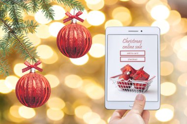 Noel online satış. Noel arka plan üzerinde hediyeler online satın almak için tablet