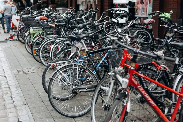 Wiele rowerów są pakowane na ulicy w Münster w Niemczech. — Zdjęcie stockowe