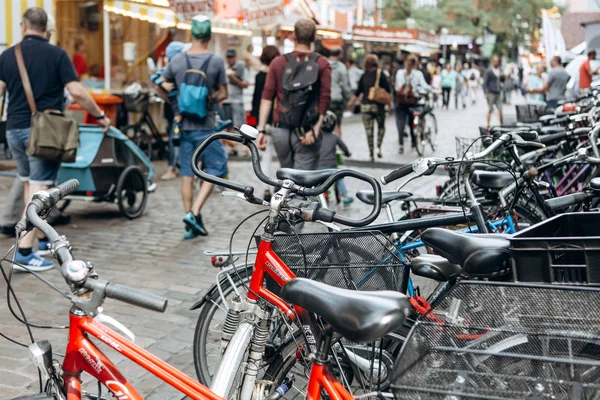 Wiele rowerów są pakowane na ulicy w Münster w Niemczech. — Zdjęcie stockowe