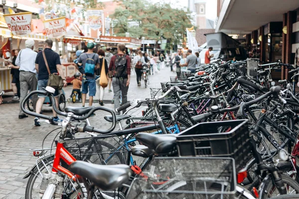 Wiele rowerów są pakowane na ulicy w Münster w Niemczech. — Zdjęcie stockowe