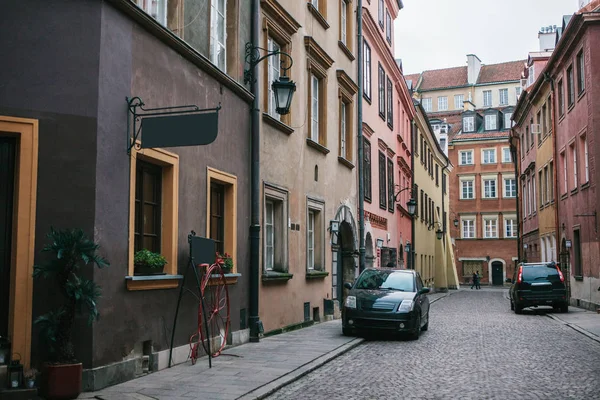 Vakker gate med tradisjonelle hus i Warszawa – stockfoto