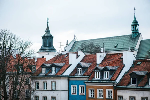 Hermosa calle con casas tradicionales de colores en Varsovia — Foto de Stock