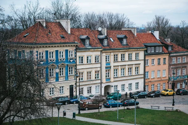 Mooie straat met traditionele kleurrijke huizen in Warschau — Stockfoto