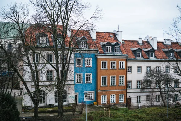 Красивая улица с традиционными красочными домами в Варшаве — стоковое фото