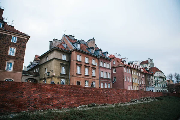 Edifícios residenciais tradicionais comuns em Varsóvia — Fotografia de Stock