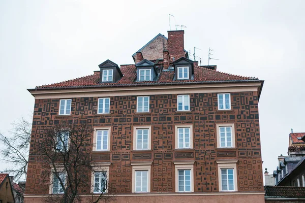 Prédio residencial tradicional em Varsóvia — Fotografia de Stock