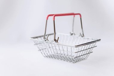 Ürünler ve beyaz zemin üzerine ürünler için boş sepet