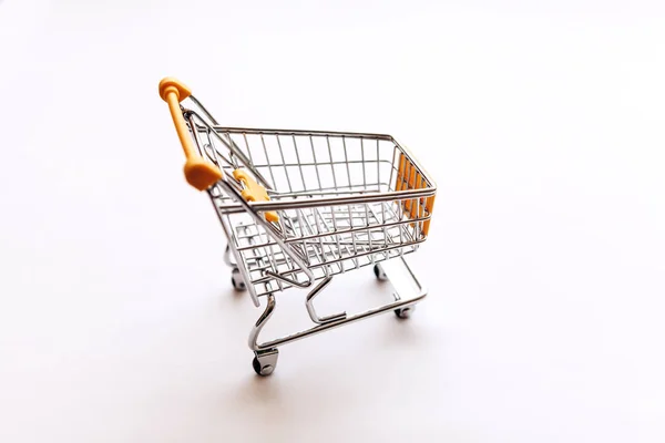 Lege winkelwagen voor producten en goederen op een witte achtergrond — Stockfoto