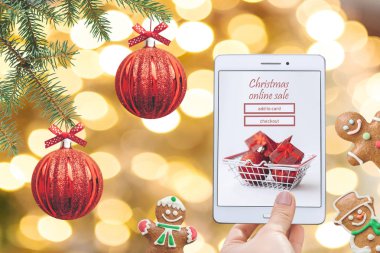 Noel online satış. Noel arka plan üzerinde hediyeler online satın almak için tablet
