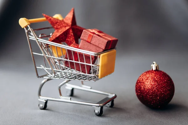 Konzeptfoto vom Weihnachtsverkauf oder Geschenkeinkauf. — Stockfoto