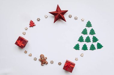 Bir Noel ağacı, zencefilli kurabiye, hediye kutusu ve beyaz bir arka plan bir yıldız şeklinde oyuncak.