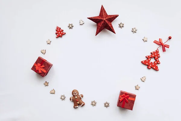 Giocattolo a forma di albero di Natale, biscotti di pan di zenzero, confezione regalo e stella su sfondo bianco . — Foto Stock