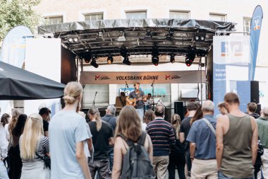 Festival olay sırasında sokak rock konseri.