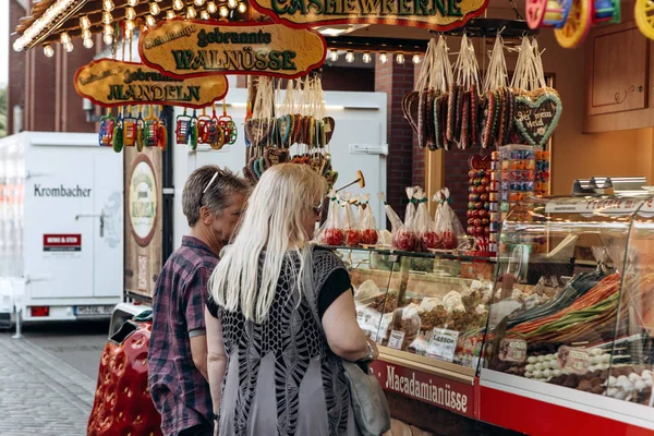 Barraca de rua para a venda de doces . — Fotografia de Stock