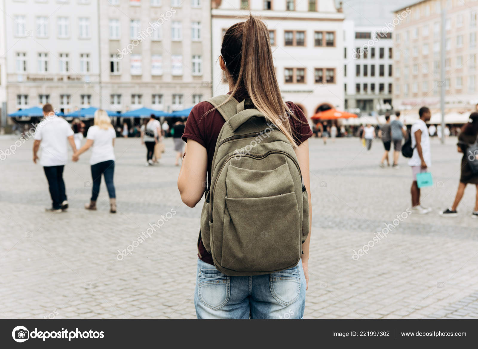 Chica turística con mochila en Leipzig admirando hermosos edificios .: de stock © fransz #221997302 | Depositphotos