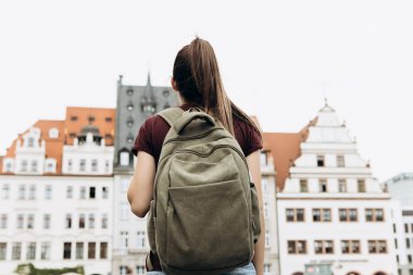 Turist kızla güzel binalar hayran Leipzig sırt çantası.