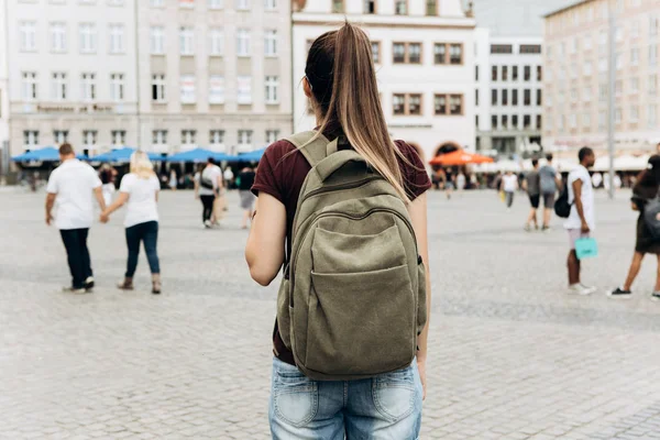 Туристическая девушка с рюкзаком в Лейпциге любуется красивыми зданиями . — стоковое фото